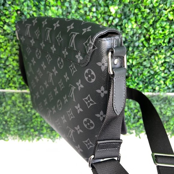 LOUIS VUITTON DISTRICT PM BAG - Picture 4 of 5